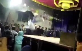 Most Hilarious Dance Move On Stage - Fun - VIDEOTIME.COM