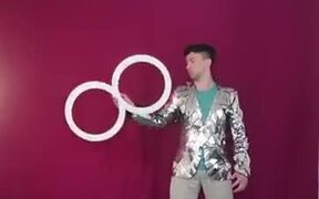 Unbelievable Hypnotic One-Handed Trick - Fun - VIDEOTIME.COM