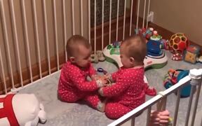 Cute Baby Twin Fighting - Kids - VIDEOTIME.COM