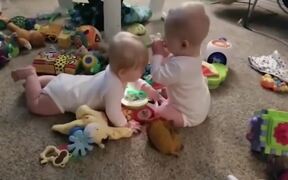 Cute Baby Twin Fighting - Kids - VIDEOTIME.COM