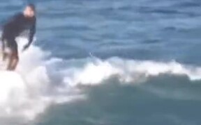 Surfer Encourages Younger Surfer To Take The Wave - Sports - VIDEOTIME.COM