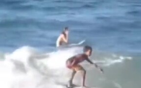 Surfer Encourages Younger Surfer To Take The Wave - Sports - VIDEOTIME.COM
