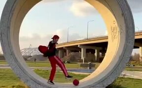 Cool Way To Play Ball Inside A Pipe - Kids - VIDEOTIME.COM
