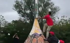 Skateboarder Executes An Amazing Jump - Sports - VIDEOTIME.COM
