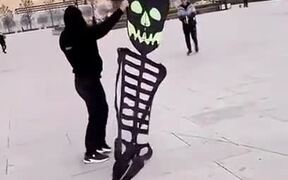 The Perfect Kite For Halloween - Fun - VIDEOTIME.COM