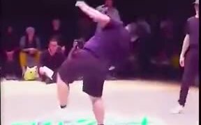  Big Dude Sure Knows Some Amazing Dance Moves
