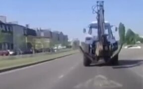 Excavator On Road Loses Rear Wheel - Tech - VIDEOTIME.COM