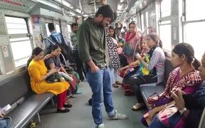 Tricky Guy On The Train - Fun - VIDEOTIME.COM