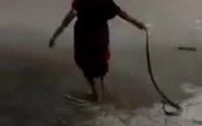 Indian Grandma Isn't Scared Of Cobra At All - Fun - VIDEOTIME.COM