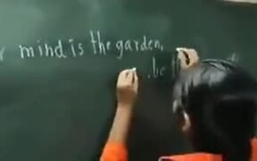 The Ancient Indian Art Of Writing With Both Hands - Fun - VIDEOTIME.COM