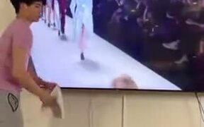 Models Falling On Stage - Fun - VIDEOTIME.COM