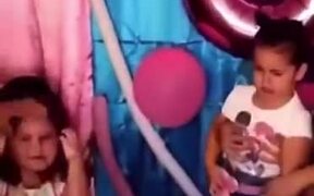 Two Toddler Girls Fight At A Birthday Party - Kids - VIDEOTIME.COM