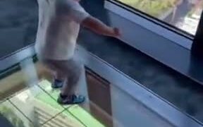 Toddler Freezes While Standing On A Glass - Kids - VIDEOTIME.COM