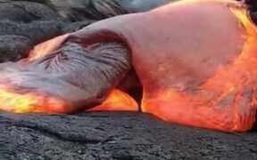Extremely Hot Lava Flowing Around In Kilauea - Fun - VIDEOTIME.COM
