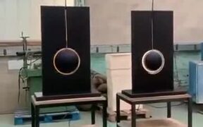 Pendulums Swinging Look Like Straight Up Eclipses - Tech - VIDEOTIME.COM