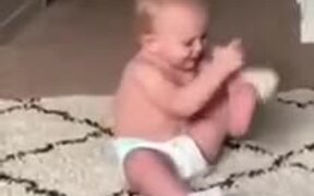 Baby Can't Wear A Sock - Kids - VIDEOTIME.COM