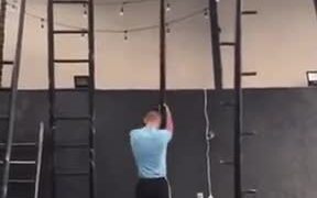 What Peak Upper Body Strength Looks Like - Sports - VIDEOTIME.COM