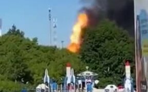 People Casually Walking Away From A Giant Fire - Tech - VIDEOTIME.COM