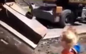 Excavator Operator Makes Some Kids Happy - Kids - VIDEOTIME.COM