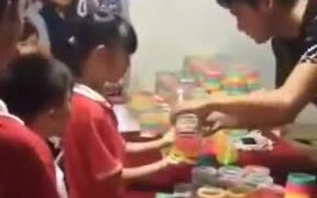 Slinky Seller Shows Off His Skills - Fun - VIDEOTIME.COM