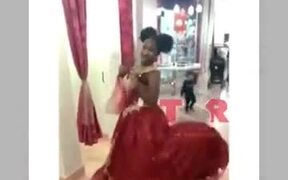Kid Gets Impressed By Girl's Princess Dress - Kids - VIDEOTIME.COM