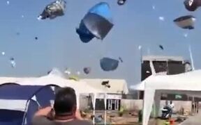 Dust Devil Makes Tourists' Stuff Fly Around - Fun - VIDEOTIME.COM