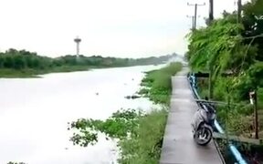 Blasting Through The River With A Turbo Boat - Tech - VIDEOTIME.COM