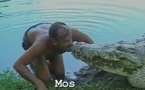 Man Wrestles Crocodile - Animals - VIDEOTIME.COM
