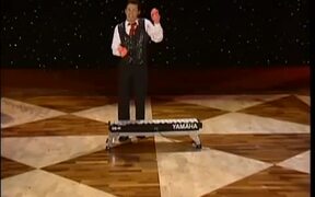 Piano Juggler (Hoax) - Fun - VIDEOTIME.COM