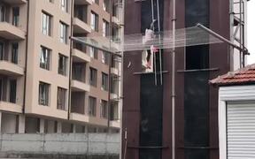 Guy Speedily Climbs Tall Building - Sports - VIDEOTIME.COM