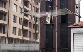 Guy Speedily Climbs Tall Building - Sports - VIDEOTIME.COM