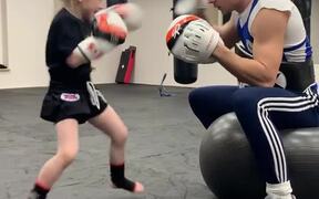Little Girl Displays Incredible Boxing Skills - Sports - VIDEOTIME.COM