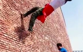 Guy Performs Vertical Walling - Fun - VIDEOTIME.COM