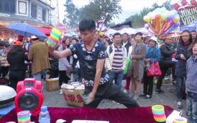 Street Performer Shows Off Slinky Skills - Fun - VIDEOTIME.COM
