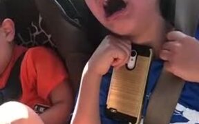 Kids Freak Out Over Insect - Kids - VIDEOTIME.COM