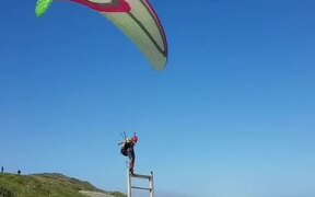 Paraglider Performs Precise Landing - Sports - VIDEOTIME.COM