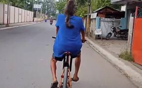 Cat Goes for Ride on Biking Human's Shoulders - Animals - VIDEOTIME.COM