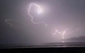 Spectacular Lightning in North Queensland - Fun - VIDEOTIME.COM
