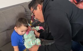 Brother Meets New Baby Sister - Kids - VIDEOTIME.COM