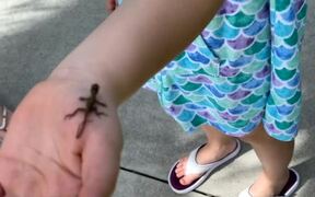 Lizard Jumps Up Girl's Arm and Scares Her - Kids - VIDEOTIME.COM