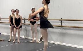 Ballerina Effortlessly Turns en Pointe - Fun - VIDEOTIME.COM