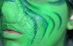 Makeup Artist Tries 'The Grinch' Look