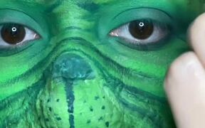 Makeup Artist Tries 'The Grinch' Look - Fun - VIDEOTIME.COM