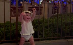 Baby Girl's Trip To Disney World Becomes Memorable - Kids - VIDEOTIME.COM