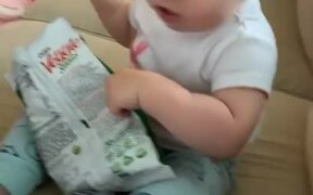 Baby Refuses to Share Chips - Kids - VIDEOTIME.COM