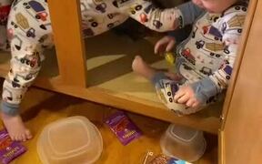 Twins Make Mess After Going Inside Cabinet Kitchen - Kids - VIDEOTIME.COM