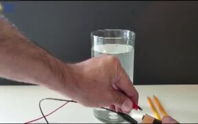 Science Teacher Shows Electrolysis Experiment - Tech - VIDEOTIME.COM