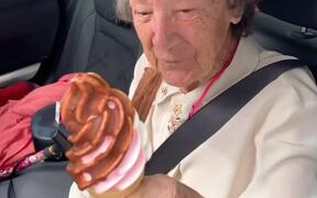 Grandma’s Face Lights up When She Sees Ice Cream - Fun - VIDEOTIME.COM