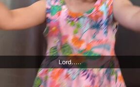 Little Girl Puts Mom's Lipstick All Over Her Face - Kids - VIDEOTIME.COM