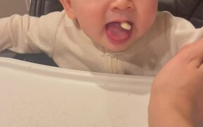 Cute Baby Has No Idea What To Do - Kids - VIDEOTIME.COM